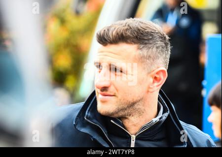 L'entraîneur John Mousinho ( entraîneur Portsmouth ) arrive au stade lors du match de Sky Bet League 1 entre Peterborough et Portsmouth à London Road, Peterborough le samedi 16 mars 2024. (Photo : Kevin Hodgson | mi News) crédit : MI News & Sport /Alamy Live News Banque D'Images