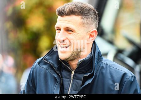 L'entraîneur John Mousinho ( entraîneur Portsmouth ) arrive au stade lors du match de Sky Bet League 1 entre Peterborough et Portsmouth à London Road, Peterborough le samedi 16 mars 2024. (Photo : Kevin Hodgson | mi News) crédit : MI News & Sport /Alamy Live News Banque D'Images