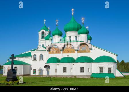 Façade de l'ancienne cathédrale de la Transfiguration (1644) par une journée ensoleillée de juin. Monastère Alexandre-Svirsky. Région de Leningrad, Russie Banque D'Images