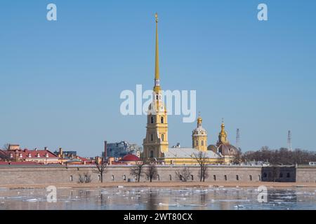 Cathédrale des Saints Pierre et Paul dans la forteresse Pierre et Paul par une journée ensoleillée d'avril. Saint-Pétersbourg, Russie Banque D'Images