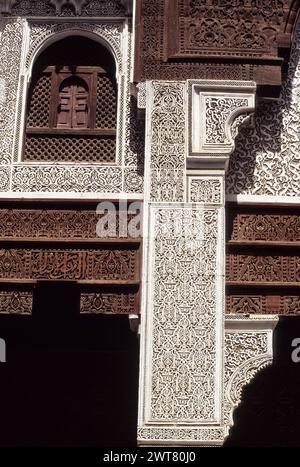 Stuc décoratif, Bou Inania Medersa, Meknès, Maroc. 14e. siècle. Calligraphie arabe et dessins floraux dans le travail du bois. Banque D'Images