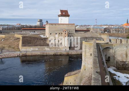 Vue de l'ancien château Herman depuis le mur de la forteresse Ivangorod un jour de mars. Frontière entre l'Estonie et la Russie Banque D'Images