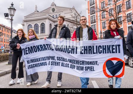 Demo der Letzten Generation, Ungehorsame Versammlung, Gärtnerplatz, München, 16.03.2024 Deutschland, München, 16. März 2024, Demokratie braucht Ehrlichkeit, transparent BEI Protestaktion der Letzten Generation, Ungehorsame Versammlung, neue Protestaktion unter dem motto von Fossil, Hin zu gerecht, Fahrradaktion der Klimaaktivisten Innenstadt, CA. 150-200 Teilnehmende, BEI der Aktion sind auch andere Klimagruppen wie extinction Rebellion vertreten,, im Hintergrund das Gärtnerplatztheater, Samstag, Klima, Klimawandel, Umwelt, Bayern, *** Démo de la dernière génération, Assemblée désobéissante, Gärtne Banque D'Images