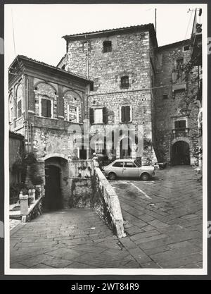 Toscane Siena serre di Rapolano vues générales. Hutzel, Max 1960-1990 médiéval : vues générales de l'architecture et de la sculpture architecturale Max Hutzel (1911-1988) photographe et chercheur d'origine allemande photographié en Italie du début des années 1960 jusqu'à sa mort. Le résultat de ce projet, appelé Foto Arte Minore par Hutzel, est une documentation approfondie du développement historique de l'art en Italie jusqu'au XVIIIe siècle, y compris des objets des Étrusques et des Romains, ainsi que des monuments médiévaux, romans, gothiques, Renaissance et baroques. Les images sont organisées par région géographique en Italie Banque D'Images