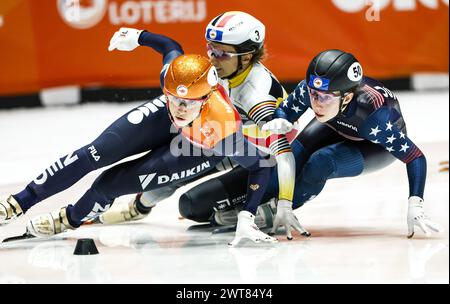 ROTTERDAM - (g-d) Suzanne Schulting (NED), Hanne Desmet (bel), Julie Letai (USA) lors du quart de finale féminin du 500 mètres aux Championnats du monde sur courte piste à Ahoy. ANP IRIS VAN DEN BROEK crédit : ANP/Alamy Live News Banque D'Images