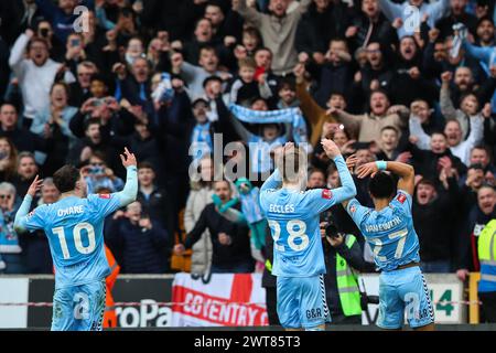 Les joueurs de Coventry City célèbrent la victoire de leur équipe après le match quart-finale de la Coupe FA des Emirates Wolverhampton Wanderers vs Coventry City à Molineux, Wolverhampton, Royaume-Uni, le 16 mars 2024 (photo de Gareth Evans/News images) Banque D'Images