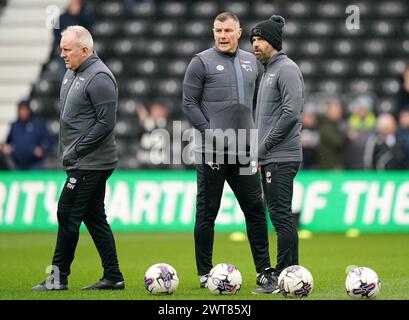 Paul Warne, entraîneur du comté de Derby (à droite), avec Ross Burbeary, responsable du développement et de la performance du comté de Derby, et Matt Hamshaw, entraîneur de l'équipe première du comté de Derby, avant le match de Sky Bet League One à Pride Park, Derby. Date de la photo : samedi 16 mars 2024. Banque D'Images