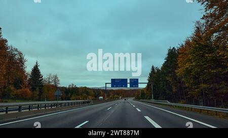 Panneaux routiers bleus sur l'Autobahn allemand d'automne Banque D'Images