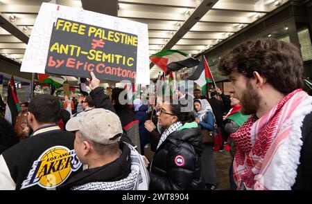 Manchester, Royaume-Uni. 16 mars 2024. Manifestation palestinienne à Gaza dans le centre de Manchester City commençant dans Piccadilly Gardens. Les manifestants ont défilé pour la 23ème semaine consécutive dans le centre-ville surveillé par la police. Les manifestants se sont arrêtés à la banque Barclays qui avait un avis de fermeture temporaire sur ses portes. Les manifestants ont scandé que Barclays Bank avait du « sang sur les mains » en ce qui concerne le conflit actuel et ont tiré des messages sur le trottoir. Un bâtiment sur la rue King a également été distingué en raison de ses liens avec AXA Insurance. La marche a freiné les tramways, les acheteurs et la circulation alors que des milliers de personnes marchaient pacifiquement. M Banque D'Images