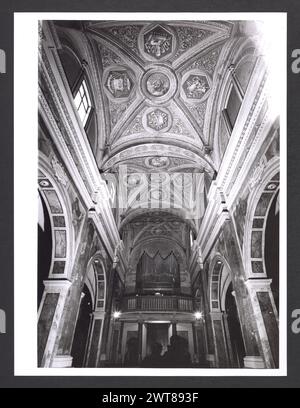 Lazio Rieti Magliano Sabina Cathédrale 8. Hutzel, Max 1960-1990 vues extérieures de la façade (XVIIIe siècle) et des portails (XVe siècle). Vues de l'intérieur restauré : fresques en abside du couronnement de la Vierge, Annonciation et la naissance et la mort du fils d'Uliano, noble de Magliano ; fresques décoratives au plafond ; retables et autels en marbre. Trésor : chasuble de brocart d'argent et d'or décoré de saints (XVIIIe siècle), portraits d'évêques (XVe-XVIIe siècle). Photographe et érudit d'origine allemande Max Hutzel (1911-1988) photographié en Italie du début des années 1960 jusqu'à sa mort. La Re Banque D'Images
