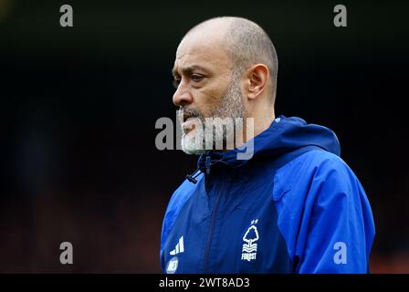 Nuno Espirito Santo, entraîneur de Nottingham Forest, avant le match de premier League à Kenilworth Road, Luton. Date de la photo : samedi 16 mars 2024. Banque D'Images