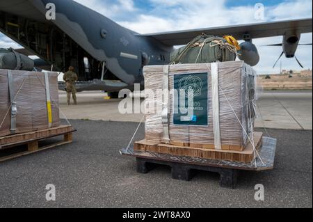 Zarqa, Jordanie. 16 mars 2024. Une palette d'aide humanitaire de Waqf Thareed, une organisation à but non lucratif jordanienne, attend d'être chargée dans la soute d'un avion HC-130J combat King II de l'US Air Force à la base aérienne King Abdullah II, le 16 mars 2024 à Zarqa, gouvernorat de Zarqa, Jordanie. L’aide alimentaire sera larguée par voie aérienne aux réfugiés palestiniens pris au piège de la guerre israélienne contre le Hamas. Crédit : SSGT. Caleb Roland/US Airforce photo/Alamy Live News Banque D'Images