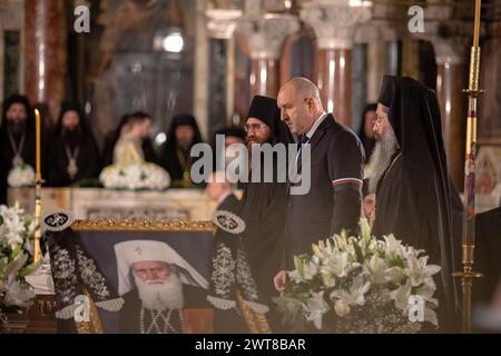 Sofia, Bulgarie, 16 mars 2024 : le Président de la République de Bulgarie rumen Radev rend hommage au patriarche Néophyte. Banque D'Images