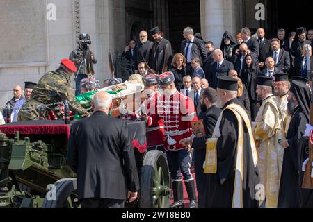 Sofia, Bulgarie, 16 mars 2024 : les gardes portent le cercueil du regretté patriarche bulgare et métropolite Sofia Néophyte pendant les funérailles. Banque D'Images