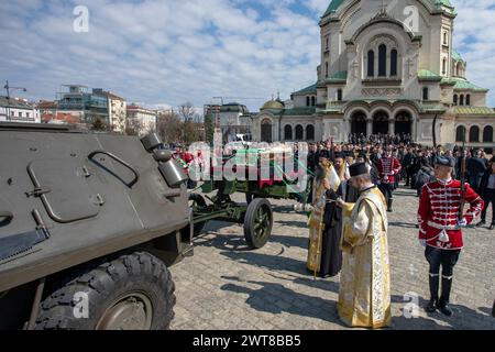 Sofia, Bulgarie, 16 mars 2024 : des fonctionnaires suivent le cercueil de l'église orthodoxe de Bulgarie feu Patriarche bulgare et évêque métropolitain de Sofia ne Banque D'Images