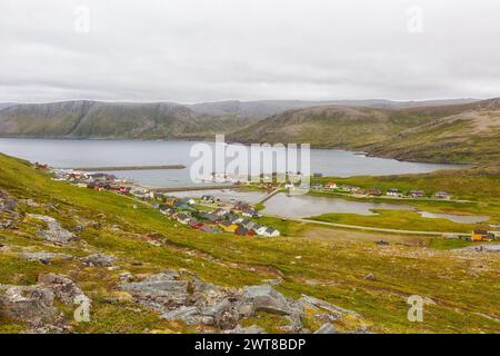 Beau paysage norvégien d'été avec un lac et des montagnes Banque D'Images
