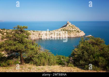 Belle vue sur les montagnes Karaul Oba sur le cap Kapchik, montagnes Falcon et Eagle et la mer Noire dans la journée ensoleillée d'été Banque D'Images