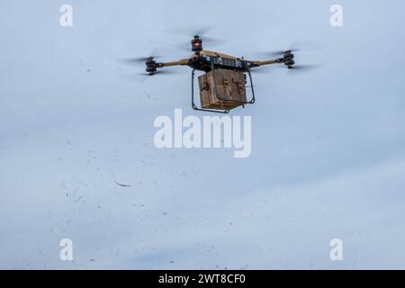 Fort Drum, États-Unis. 03 mai 2024. Une cargaison de repas, prêts à manger, décolle à l'aide d'un TRV 150, véhicule de ravitaillement tactique, pendant l'entraînement avec la 10e division de montagne de l'armée américaine à Fort Drum, le 5 mars 2024, à Fort Drum, New York. Les nouveaux drones d'alimentation électrique peuvent fournir jusqu'à 440 livres de charge utile sur le champ de bataille. Crédit : SFC Neysa Canfield/US Army/Alamy Live News Banque D'Images