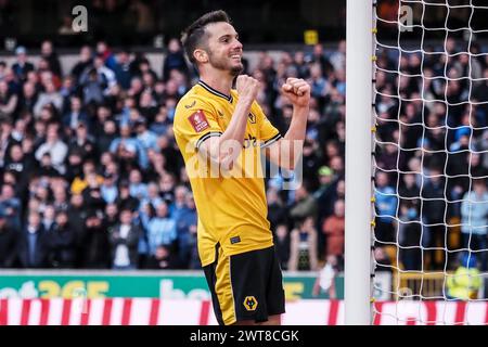 Wolverhampton, Royaume-Uni. 16 mars 2024. Wolverhampton, Angleterre, 16 mars 2024 : Pablo Sarabia (21 Wolves) après que les Wolves prennent la tête lors du match de football de la FA Cup entre Wolverhampton Wanderers et Coventry City au stade Molineux de Wolverhampton, Angleterre (Natalie Mincher/SPP) crédit : SPP Sport Press photo. /Alamy Live News Banque D'Images