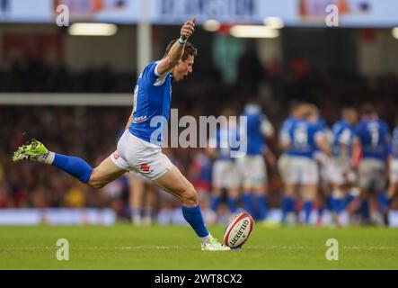 Cardiff, Royaume-Uni. 16 mars 2024. 16 mars 2024 ; Principality Stadium, Cardiff, pays de Galles : six Nations International Rugby, pays de Galles contre Italie ; Paolo Garbisi d'Italie donne un coup de pied au but crédit : action plus Sports images/Alamy Live News Banque D'Images