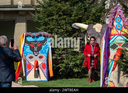 Mars 16th 2024 Yambol Bulgarie : la tradition élaborée costumée attire des équipes de tous les pays des Balkans pour concurrencer hommes, femmes et enfants exécuter des rituels traditionnels destinés à effrayer les mauvais esprits. Le chef du Patriarche du Saint Synode orthodoxe bulgare Neofit est décédé à l'âge de 78 ans, commençant trois jours de deuil national et l'annulation des jeux de cette année anniversaire. Les touristes et les habitants apprécient de se poser des questions parmi les masques Giant Kukrie, la nourriture traditionnelle et la musique. La tradition bulgare est pratiquée depuis l'époque Thrace Clifford Norton Alamy Live News Clifford Norton Banque D'Images