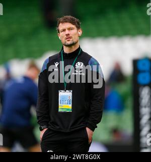 16 mars 2024 ; Aviva Stadium, Dublin, Irlande : six Nations International Rugby, Irlande contre Écosse ; le joueur écossais inspecte le terrain avant le coup d'envoi Banque D'Images