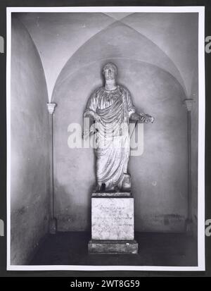 Ombrie Terni Terni Palazzo Manassei8. Hutzel, Max 1960-1990 vues extérieures : façade du Palazzo Manassei, la cage d'escalier et la loggia, le long de laquelle se trouvent des statues romaines et des bustes. Vues intérieures : salle avec plafond à caissons et bustes en marbre insérés dans des évidements ovales le long des murs ; salle avec peintures, statues, objets archéologiques dans des vitrines et fresque lunette de Pier Matteo da Amelia ; salle avec fresque au plafond de Luca de la Haye. La plupart des vues sont des peintures individuelles et des retables trouvés dans ces chambres, à l'exception d'une crucifixion en bois. Propriétaire : Pinacoteca an Banque D'Images