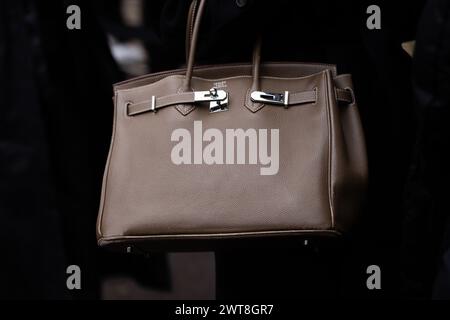 Paris, France - 25 janvier 2024 : femme porte un sac à main Hermes Birkin, style Street Banque D'Images