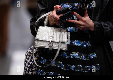 Paris, France - 25 janvier 2024 : femme porte un sac à main pailleté argent HM, style Street Banque D'Images