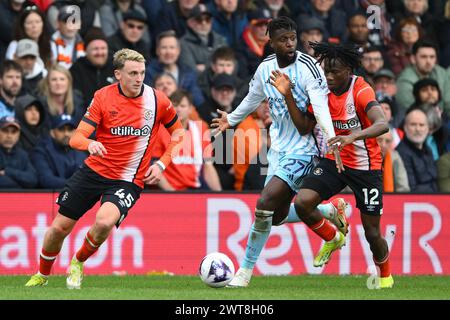 Alfie Doughty de Luton Town en action alors que Issa Kabore de Luton Town combat avec Ibrahim Sangare de Nottingham Forest lors du match de premier League entre Luton Town et Nottingham Forest à Kenilworth Road, Luton le samedi 16 mars 2024. (Photo : Jon Hobley | mi News) crédit : MI News & Sport /Alamy Live News Banque D'Images