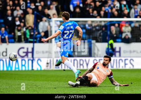 Marlon Pack (7 Portsmouth ) défie Archie Collins (27 Peterborough United) lors du match de Sky Bet League 1 entre Peterborough et Portsmouth à London Road, Peterborough le samedi 16 mars 2024. (Photo : Kevin Hodgson | mi News) crédit : MI News & Sport /Alamy Live News Banque D'Images