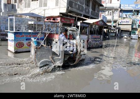 Route inondée par le débordement des eaux usées, créant des problèmes pour les résidents et les navetteurs, montrant la négligence des autorités concernées, à Hali Road à Hyderabad le samedi 16 mars 2024. Banque D'Images