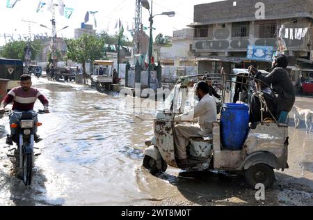 Route inondée par le débordement des eaux usées, créant des problèmes pour les résidents et les navetteurs, montrant la négligence des autorités concernées, à Hali Road à Hyderabad le samedi 16 mars 2024. Banque D'Images