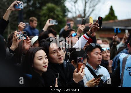 LONDRES, Royaume-Uni - 16 mars 2024 : les fans attendent l'arrivée des entraîneurs de l'équipe avant le match de premier League entre Fulham FC et Tottenham Hotspur FC au Craven Cottage (crédit : Craig Mercer/ Alamy Live News) Banque D'Images