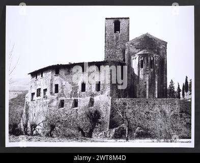 Ombrie Pérouse Castel San Felice S. Felice di Narco. Hutzel, Max 1960-1990 couverture étendue de la ville environnante et de la façade extérieure de l'église, y compris le portail, les fenêtres et le clocher. Vues intérieures sur les autels et les peintures. Photographe et érudit d'origine allemande Max Hutzel (1911-1988) photographié en Italie du début des années 1960 jusqu'à sa mort. Le résultat de ce projet, désigné par Hutzel comme Foto Arte Minore, est une documentation approfondie du développement historique de l'art en Italie jusqu'au XVIIIe siècle, y compris des objets des Étrusques et des Romains, ainsi que du début médiéval, roman, Gothi Banque D'Images