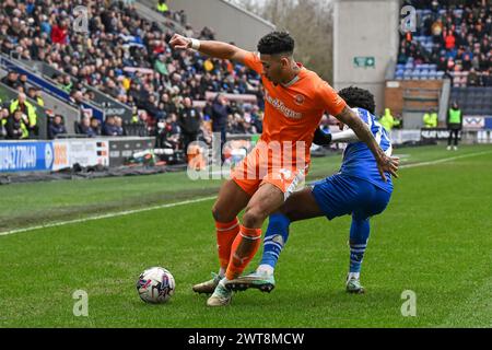 Jordan Lawrence-Gabriel de Blackpool retient le Godo martial de Wigan Athleticpendant le match Sky Bet League 1 Wigan Athletic vs Blackpool au DW Stadium, Wigan, Royaume-Uni, 16 mars 2024 (photo de Craig Thomas/News images) Banque D'Images