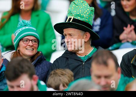 16 mars 2024 ; Aviva Stadium, Dublin, Irlande : six Nations International Rugby, Irlande contre Écosse ; un supporter irlandais avec un top-Hat Shamrock Banque D'Images