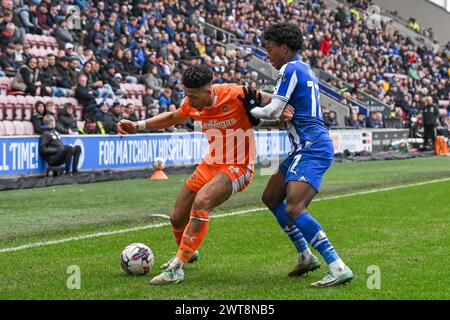 Jordan Lawrence-Gabriel de Blackpool retient Martial Godo de Wigan Athleticpendant le match de Sky Bet League 1 Wigan Athletic vs Blackpool au DW Stadium, Wigan, Royaume-Uni, 16 mars 2024 (photo par Craig Thomas/News images) in, le 16/03/2024. (Photo de Craig Thomas/News images/SIPA USA) crédit : SIPA USA/Alamy Live News Banque D'Images