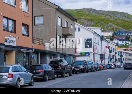 Honningsvag, Norvège - 15 juillet 2023 : rue principale du village de Honningsvag dans le nord de la Norvège Banque D'Images