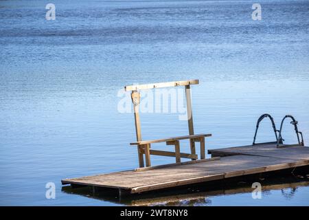 Promenade de natation avec un banc sur l'eau Banque D'Images