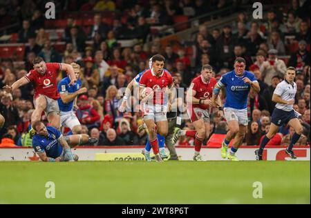 Cardiff, Royaume-Uni. 16 mars 2024. 16 mars 2024 ; Principality Stadium, Cardiff, pays de Galles : six Nations International Rugby, pays de Galles contre Italie ; Rio Dyer of Wales Makes a Break Credit : action plus Sports images/Alamy Live News Banque D'Images