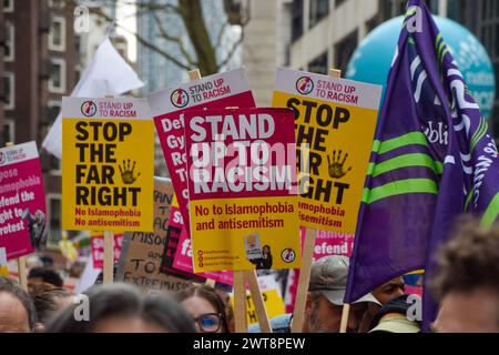 Londres, Royaume-Uni. 16 mars 2024. Les manifestants se rassemblent devant le ministère de l'intérieur pendant la marche contre le racisme, l'islamophobie et l'antisémitisme. Crédit : Vuk Valcic/Alamy Live News Banque D'Images