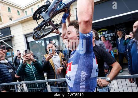 Sanremo, Italie. 16 mars 2024. ALPECIN-DECEUNINCK PHILIPSEN Jasper célèbre après la course d'élite masculine de Milano-Sanremo une journée de course cycliste (288km) de Pavie et à Sanremo - Nord-Ouest de l'Italie - samedi 16 mars 2024. Sport - cyclisme . ( Credit : LaPresse/Alamy Live News Banque D'Images