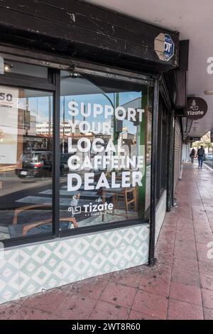 Panneau publicitaire dans un café à San José, Costa Rica dit de «soutenir votre revendeur local de caféine». Banque D'Images