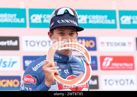 Sanremo, Ligurie, Italie. 16 mars 2024. Le gagnant Jasper Philipsen d'Alpecin-Deceuninck sur le podium (image crédit : © Matteo SECCI/ZUMA Press Wire) USAGE ÉDITORIAL SEULEMENT! Non destiné à UN USAGE commercial ! Banque D'Images