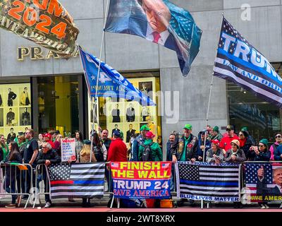 New York, États-Unis. 16 mars 2024. Des dizaines de partisans de Trump se sont présentés aux degrés annuels Patrick’s Day Parade le long de la Cinquième Avenue à New York. Crédit : Ryan Rahman/Alamy Live News Banque D'Images