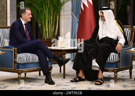 Doha, Qatar. 16 mars 2024. Le premier ministre Alexander de Croo et l’émir du Qatar Tamim Bin Hamad Al-Thani photographiés lors d’une mission du premier ministre belge, samedi 16 mars 2024 à Doha, Qatar. Le premier ministre effectue une visite de trois jours en Jordanie, au Qatar et en Égypte. BELGA PHOTO DIRK WAEM crédit : Belga News Agency/Alamy Live News Banque D'Images