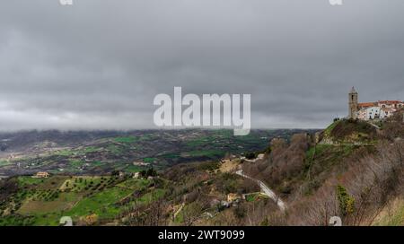 Agnone (Agnèune en dialecte local) est une ville italienne de 4921 habitants dans la province d'Isernia en Molise. Banque D'Images