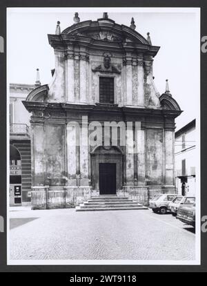 Abruzzes Aquila Sulmona vues générales. Hutzel, Max 1960-1990 vues de la Piazza Garibaldi, qui comprennent des vues de diverses façades d'église, telles que S. Maria del Carmine, S. Chiara et S. Filippo. Vues extérieures de la Biblioteca Comunale, Palazzo Migliorati, S. Francesco della Scarpa, S. Caterina, Piazza XX Settembre et la Fontana del Vecchio. Une vue de l'aqueduc se trouve dans la collection de base médiévale. Photographe et érudit d'origine allemande Max Hutzel (1911-1988) photographié en Italie du début des années 1960 jusqu'à sa mort. Le résultat de ce projet, désigné par Hutzel comme Foto Art Banque D'Images