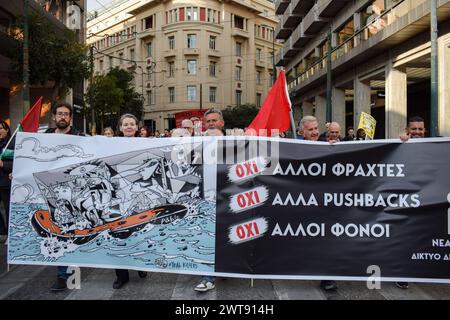 Athènes, Grèce. 16 mars 2024. Les manifestants crient des slogans tenant une banderole qui lit des slogans contre les refoulements frontaliers pendant la manifestation. Les immigrants et les personnes solidaires ont organisé un rassemblement antiraciste pour mettre en lumière les problèmes des migrants comme les refoulements aux frontières de l'UE et le Pacte européen sur la migration et l'asile. Crédit : Dimitris Aspiotis/Alamy Live News Banque D'Images